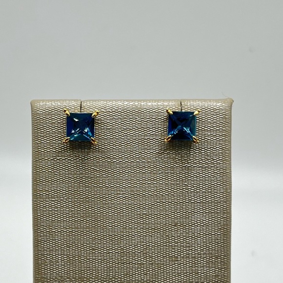 NWT Gems en Vogue 4.00ctw Princess Cut London Blue Topaz Stud Earrings - Picture 1 of 7